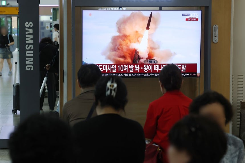 北朝鮮が短距離弾道ミサイル10発余りを一斉に発射した20日、ソウル駅で北朝鮮のミサイル発射に関するニュースが放送されている。［聯合ニュース］