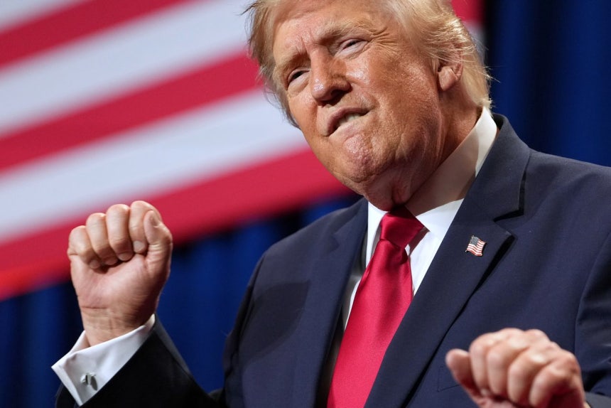 ドナルド・トランプ米大統領が5日（現地時間）、ラスベガスのカジノリゾートで開かれた行事で演説を終えた後、支持者の前で特有のダンスを披露している。AP＝聯合ニュース