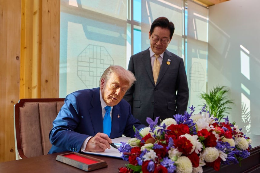 昨年10月29日、李在明（イ・ジェミョン）大統領が韓米首脳会談が開かれる慶州博物館でトランプ米大統領が芳名録を作成する姿を見ている。［聯合ニュース］