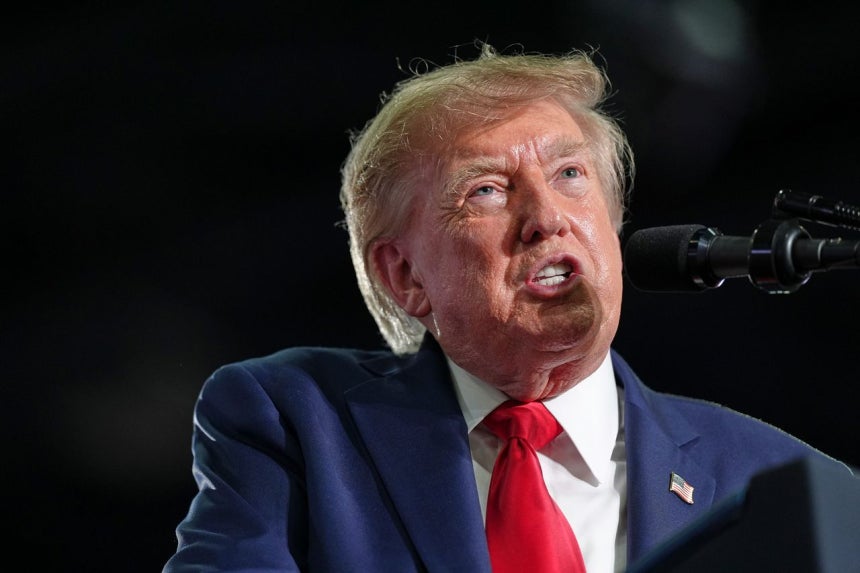 ドナルド・トランプ米大統領は19日（現地時間）、記者団から金正恩（キム・ジョンウン）北朝鮮国務委員長と書簡を交わしているのかと問われ、「それは言えないが、私は彼とうまくやっている。これは悪いことではなく、良いことだ」と答えた。その上で突然、「彼は57個の非常に強力な核兵器（nuclear weapons）を保有している」と述べた。［AP＝聯合ニュース］