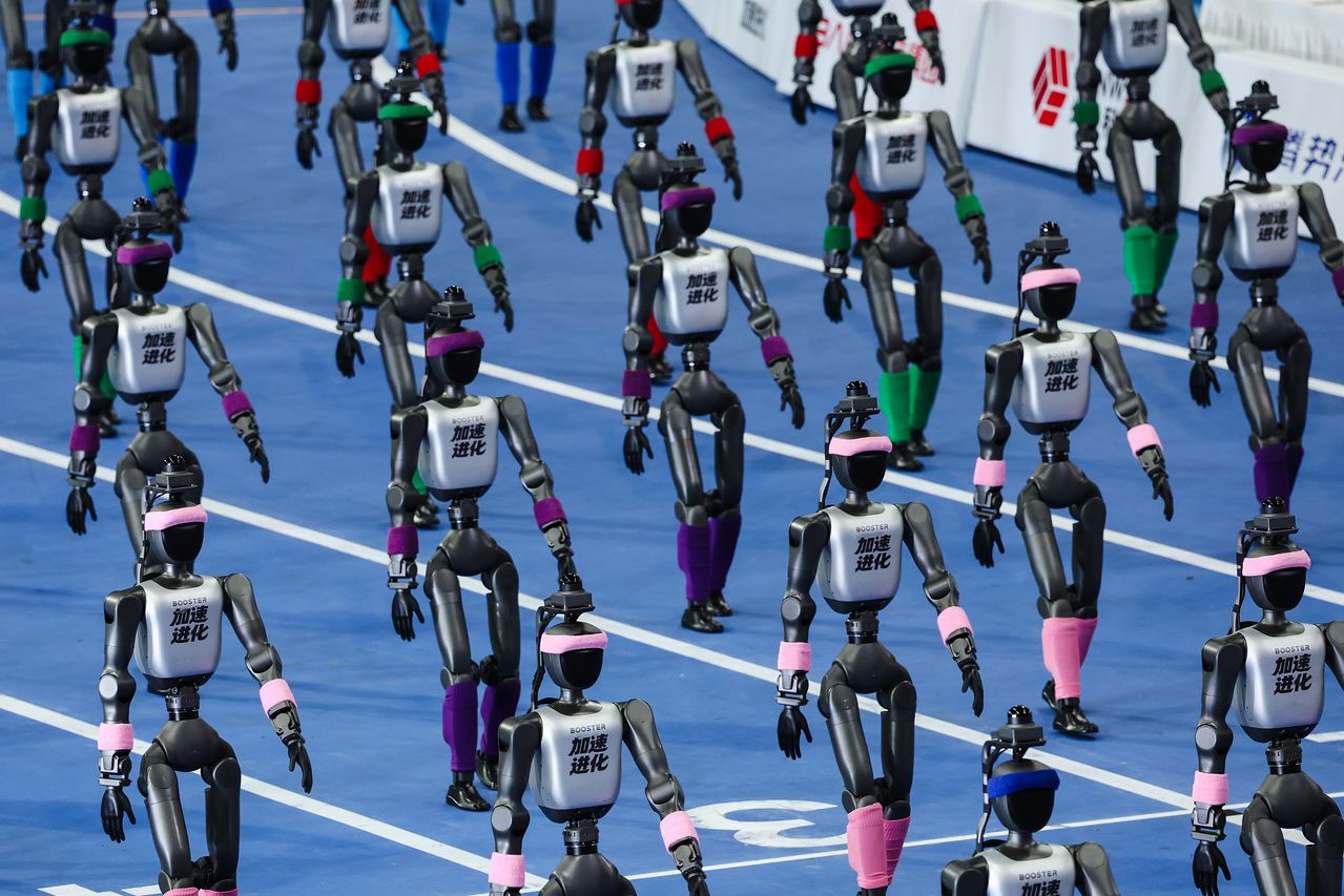 ワールドヒューマノイドロボットゲーム2026開会式でパレードするロボット。EPA＝聯合ニュース