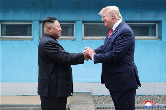 2019年6月に板門店を訪問したトランプ米大統領が軍事境界線を挟んで金正恩委員長と握手している。［中央フォト］
