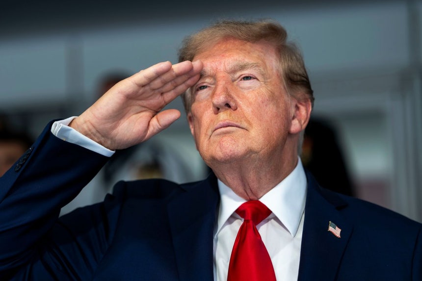 ドナルド・トランプ米大統領が23日（現地時間）、ワシントンで開かれた自動車レース「インディカー・フリーダム250グランプリ」で敬礼している。［AP＝聯合ニュース］