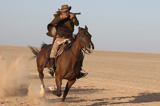 韓国映画『グッド・バッド・ウィアード』。1930年代の満州を舞台に3人の男の追撃戦を描いた。［中央フォト］