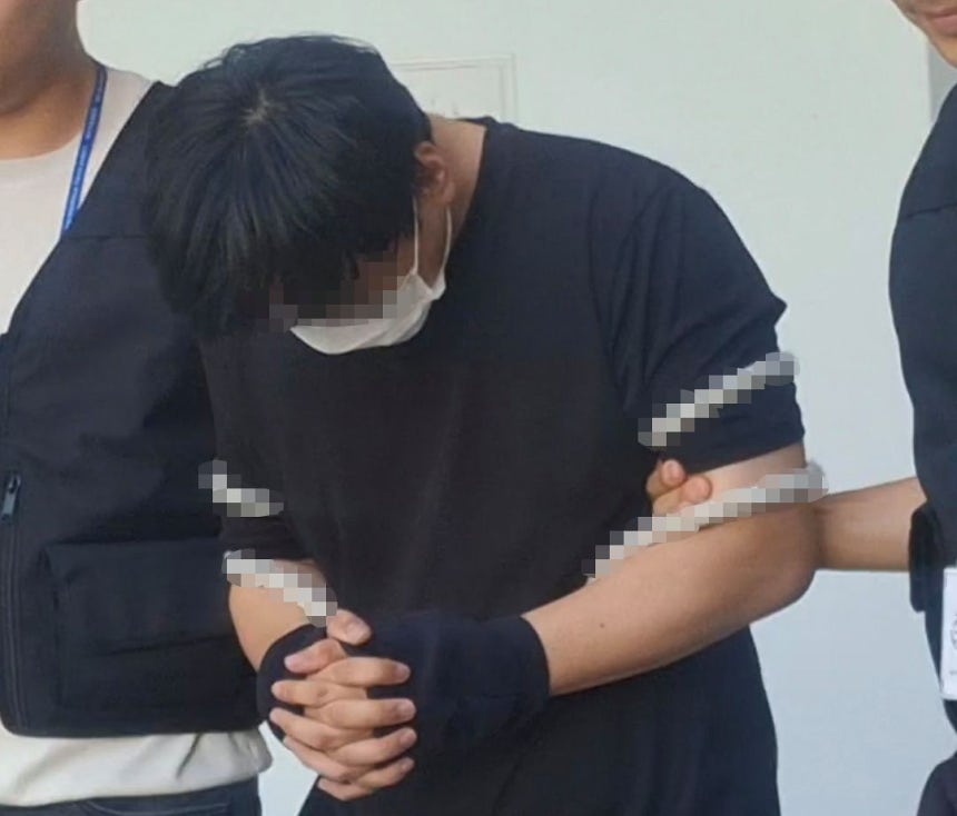 失踪事件を虚偽終結した疑いで前日に緊急逮捕された済州（チェジュ）のA巡査長が23日午後、済州東部警察署の留置場を出て護送車に向かって移動している。聯合ニュース