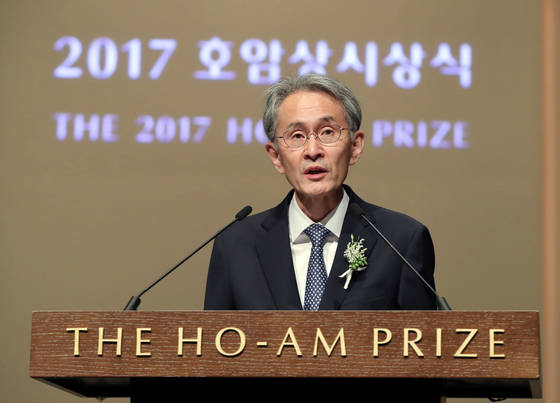 2017年に「湖巌（ホアム）賞」医学賞を受賞したテラジェンバイオ代表のペク・スンミョン氏。当時は延世大教授として研究を率いた。 キム・ソンリョン記者