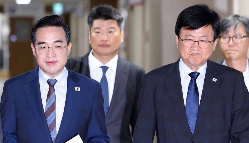 朴洪根（パク・ホングン）企画予算処長官（左）と崔教振（チェ・ギョジン）教育部長官が21日、政府ソウル庁舎で開かれた第1次財政運用戦略協議会関係部処合同ブリーフィングに向かっている。 ［ニュース1］