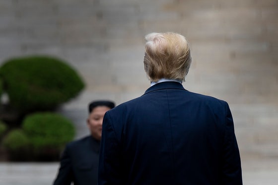 2019年6月29日、ドナルド・トランプ米大統領が非武装地帯（DMZ）の軍事境界線で金正恩（キム・ジョンウン）北朝鮮国務委員長を待っている。AFP＝聯合ニュース