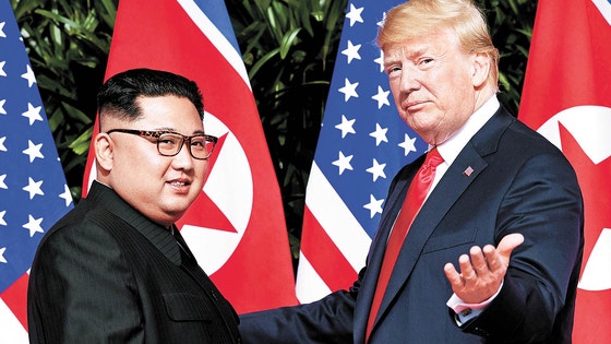 ドナルド・トランプ米大統領（右）が2018年6月、シンガポールで金正恩（キム・ジョンウン）北朝鮮国務委員長と首脳会談を前にあいさつを交わしている。AFP＝聯合ニュース