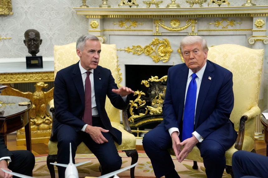 トランプ米大統領（右）とカナダのカーニー首相。［写真 AP＝聯合ニュース］