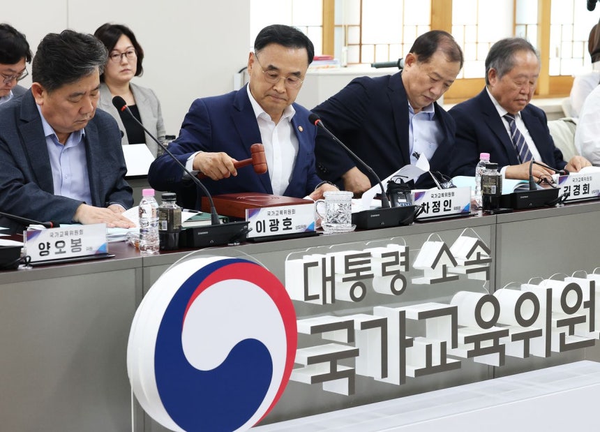 先月16日午後、政府ソウル庁舎で国家教育委員会2026年第7回会議を開いた車正仁（チャ・ジョンイン）国家教育委員長 ［ニュース1］