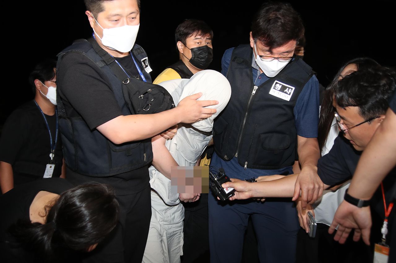 25日午後11時50分ごろ、慶尚北道（キョンサンブクド）の慶山（キョンサン）警察署に20代の中国人留学生を殺害した疑いが持たれている容疑者が護送されている。聯合ニュース