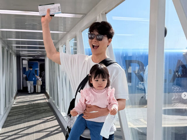子どもを抱き、荷物を探すパク・スホン。［SNS キャプチャー］