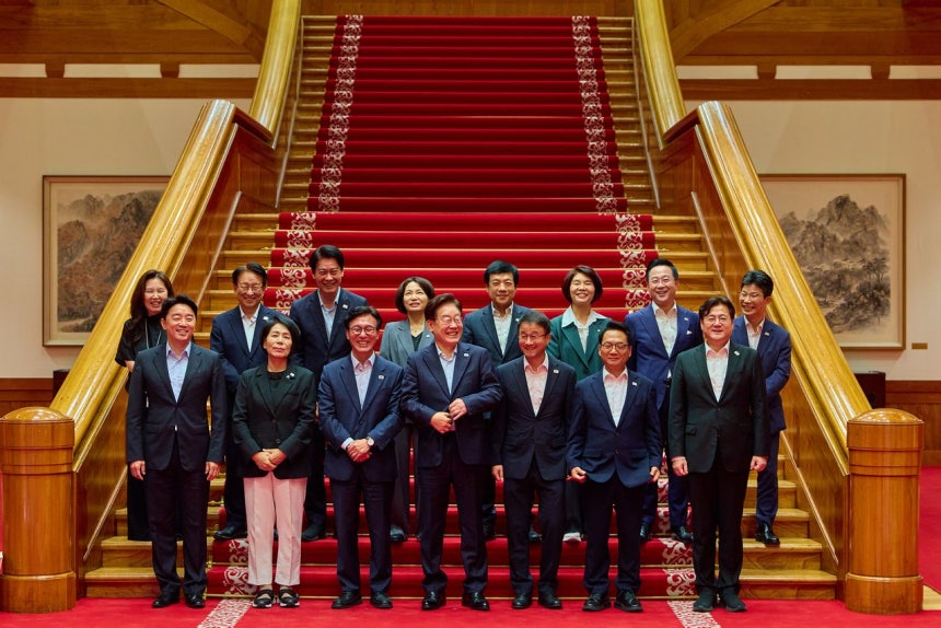 李在明（イ・ジェミョン）大統領は25日、青瓦台で金民錫（キム・ミンソク）代表ら共に民主党の新指導部との夕食会を開いた。李大統領は「一人で成し遂げられることには限りがある」と述べ、党・政府・青瓦台の協力を呼びかけた。金代表は「仕事ができる指導部になる」と答えた。李大統領は28日に民主党所属議員全員と昼食会を行う予定だ。［写真青瓦台］