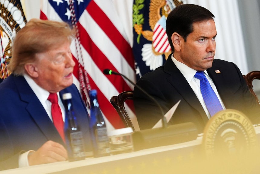 7日（現地時間）、米ワシントンDCの国務省で開かれた会議に出席したマルコ・ルビオ米国務長官（右）とドナルド・トランプ米大統領。AP＝聯合ニュース
