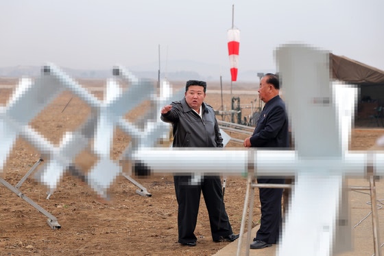北朝鮮の労働党機関紙労働新聞は15日、「金正恩同志が14日に無人航空技術連合体傘下研究所と企業所で生産した各種自爆攻撃型無人機の性能試験を現地で指導した」と報道した。［写真 ニュース1］