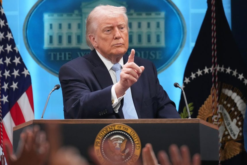 ドナルド・トランプ米大統領が4月6日（現地時間）、米ワシントンD.C.のホワイトハウスで記者会見を行っている。［AP＝聯合ニュース］
