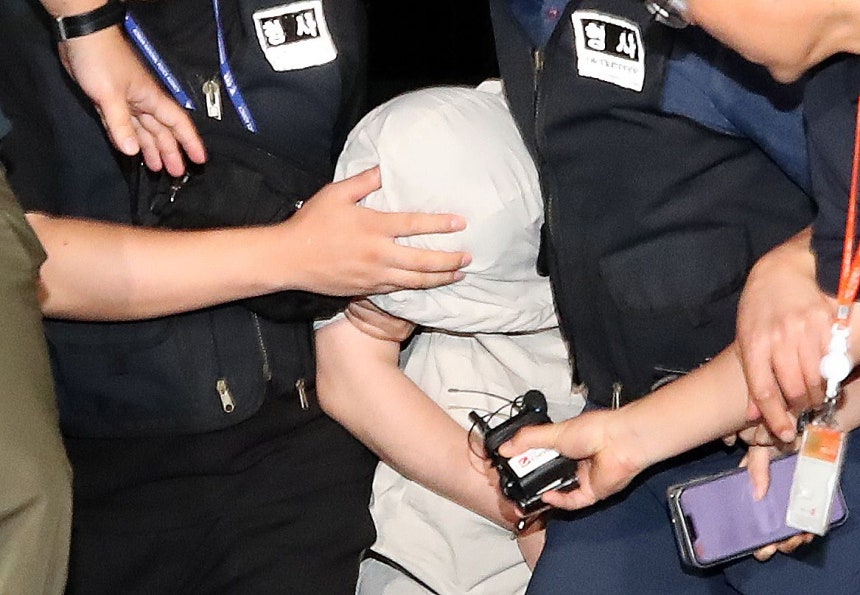 20代の中国人留学生を殺害した疑いが持たれている中国人大学講師チョン容疑者が25日午後、警察に逮捕され、慶山（キョンサン）警察署に移送されている。ニュース1