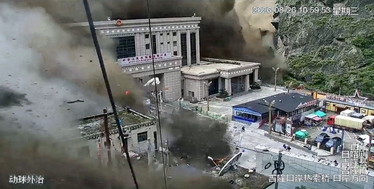   26日（現地時間）、ネパールで発生した洪水で押し寄せた土石流により、国境地帯にある中国チベット地域の吉隆口岸の建物も被害を受けた。［ロイター＝聯合ニュース］