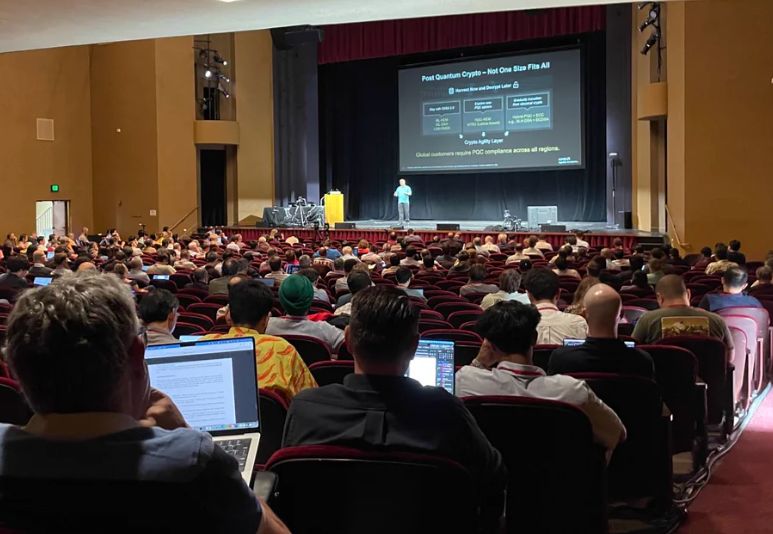 米スタンフォード大学で開かれた半導体学術大会「ホットチップス2026」。［写真 ホットチップス］