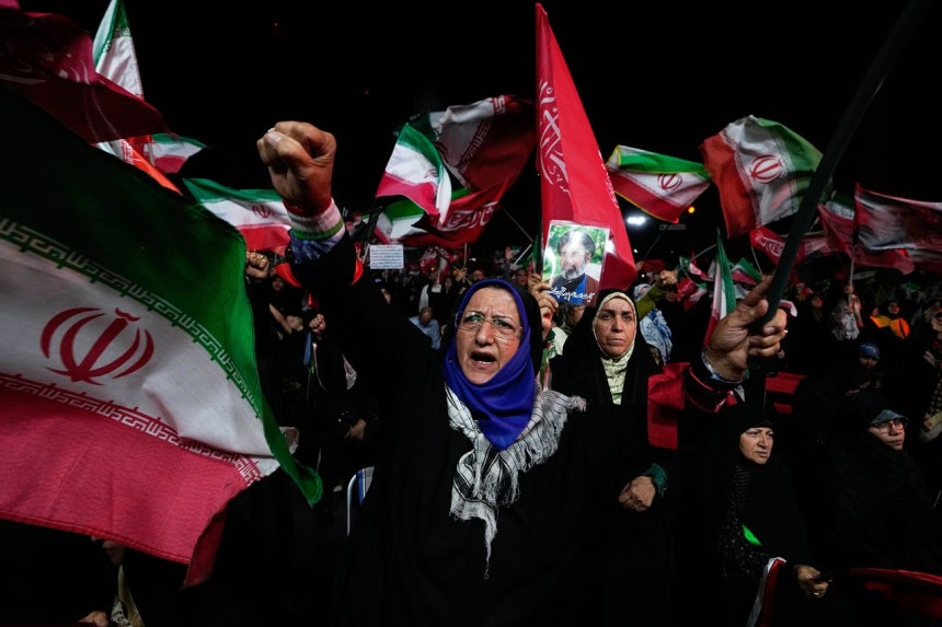 26日、イランのテヘランのある広場で政府支持派のデモが行われた。［AP＝聯合ニュース］