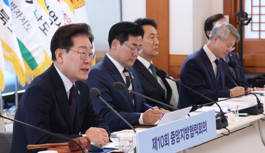 李在明大統領が26日に青瓦台で開かれた中央地方協力会議で冒頭発言をしている。［写真 青瓦台写真記者団］