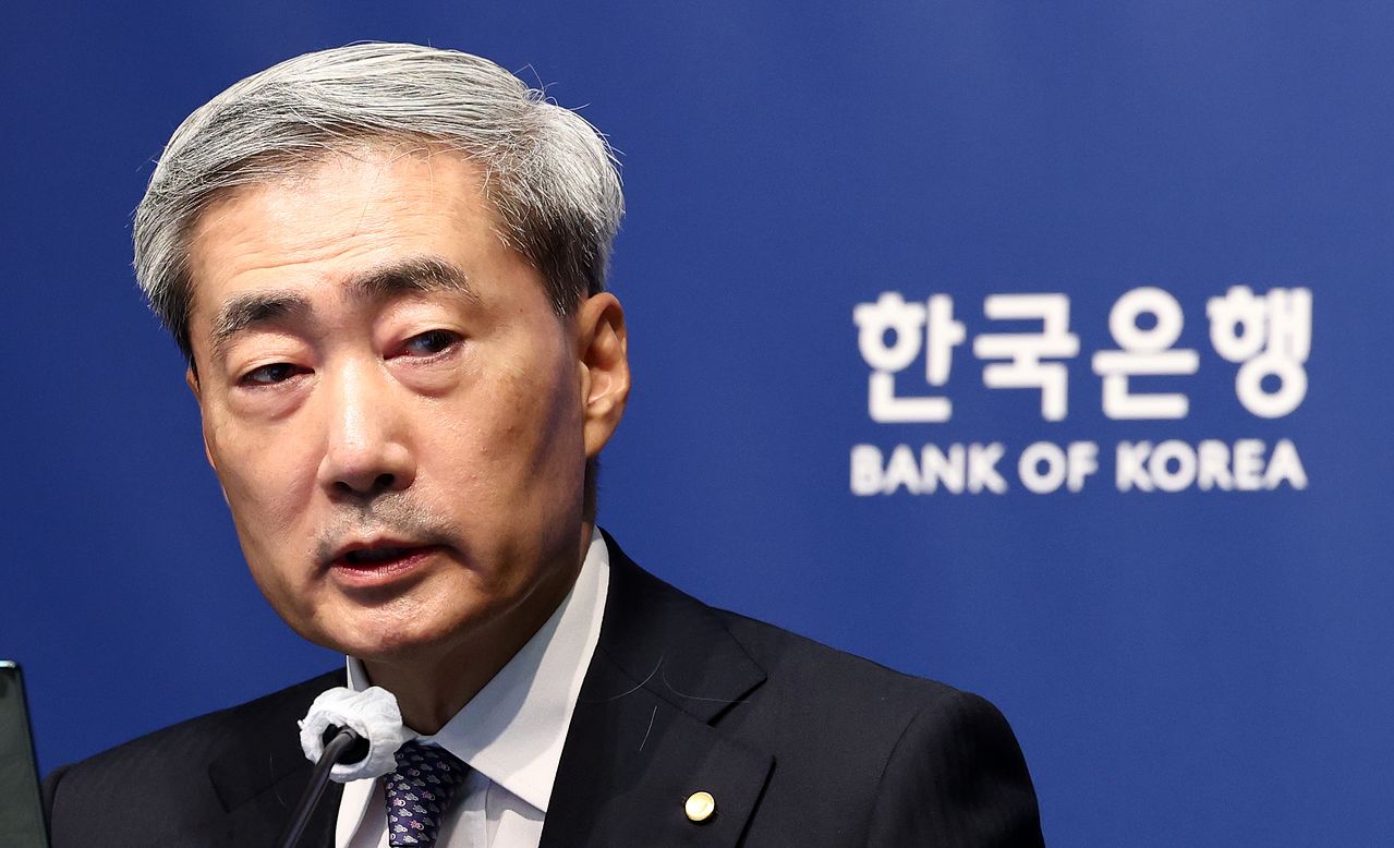 27日、ソウル中区の韓銀で開かれた金融通貨委員会通貨政策方向記者懇談会で発言する申鉉松（シン・ヒョンソン）総裁 ［ニュース1］