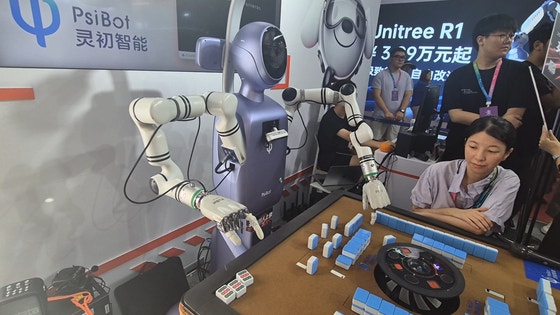 昨年8月、北京の世界ロボット博覧会（WRC）で人気を集めた中国AIスタートアップ「霊初智能」が開発した四川麻雀をするロボット。［写真 オ・ファンヒ記者］