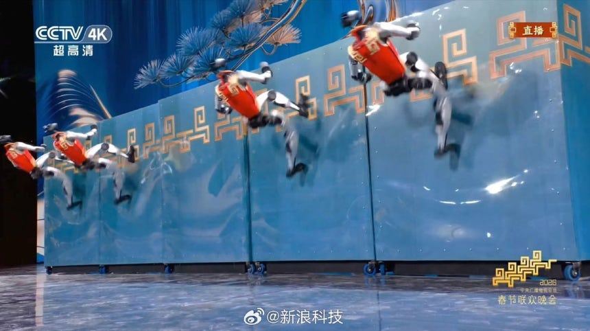 16日、中国中央テレビ（CCTV）の春節特別番組『春晩』に出演したスタートアップ、ユニツリー（Unitree）のヒューマノイドロボットが壁をよじ登り、空中で回転する高難度の技術を披露している。［写真 CCTV画面キャプチャー］