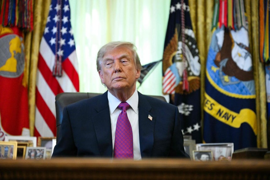 ドナルド・トランプ米大統領が27日（現地時間）、ホワイトハウスで「オンタリオ湖」を「アメリカ湖」に改称するための大統領令に署名した後、記者の質問を聞いている。AFP＝聯合ニュース