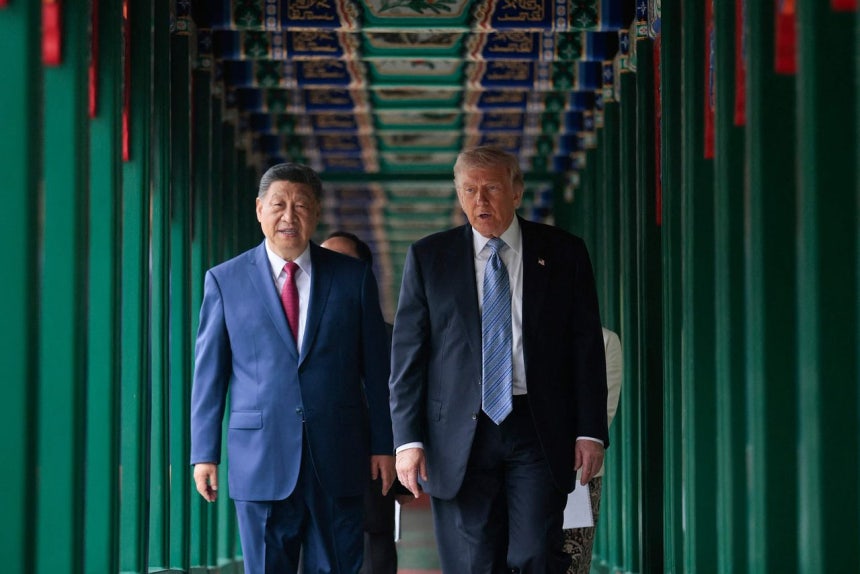 ドナルド・トランプ米大統領が5月15日、中国北京の中南海の庭園で習近平中国国家主席と並んで歩いている。AFP＝聯合ニュース