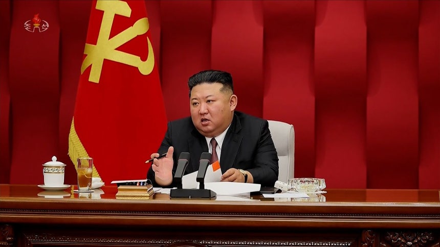 北朝鮮の金正恩（キム・ジョンウン）国務委員長が25日、労働党中央委員会第9期第4回政治局拡大会議を指導したと朝鮮中央テレビが26日、報じた。写真は朝鮮中央テレビの画面。聯合ニュース