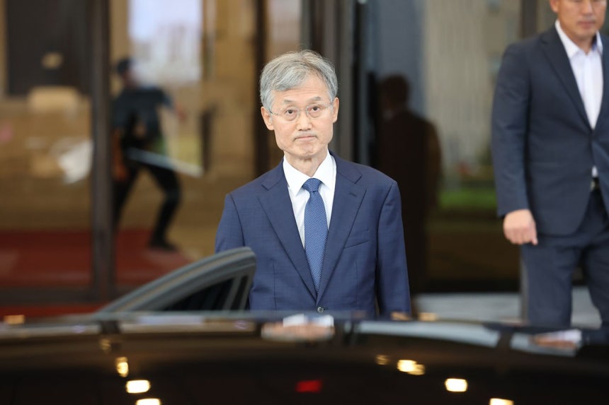 曹喜大（チョ・ヒデ）大法院長が28日、ソウル市瑞草区の大法院を出ている。この日、国会によると、曹大法院長は31日に国会法制司法委員会で予定されている懸案質疑について「司法府の独立に反する」として欠席する意向を明らかにした。［聯合ニュース］