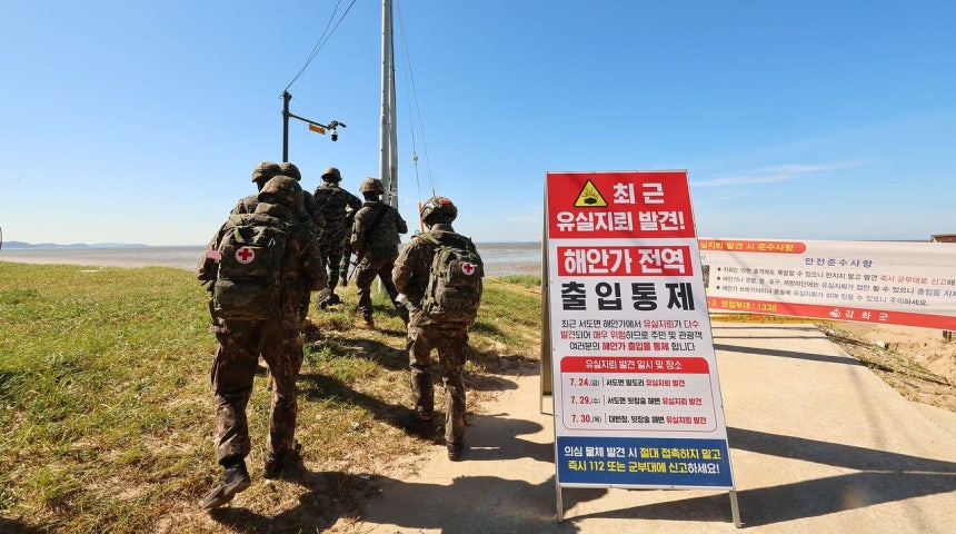 韓国海兵隊第2師団の兵士らが12日、仁川市江華郡西島面（インチョンシ・カンファグン・ソドミョン）の注文島（チュムンド）・ティッチャンスル海水浴場で、流失した地雷を捜索している。先月末の集中豪雨で流されたとみられる北朝鮮の地雷が、仁川市江華郡一帯の海岸で相次いで発見されている。［聯合ニュース］