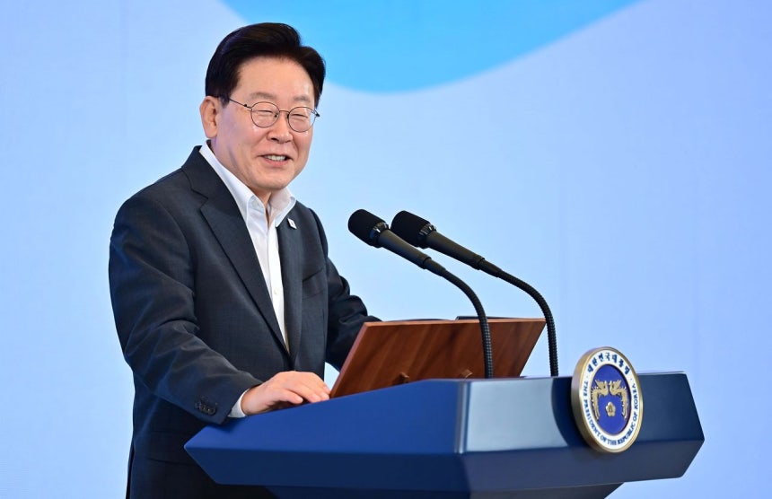 韓国の李在明（イ・ジェミョン）大統領が28日、青瓦台（チョンワデ、大統領府）で開かれた「青年予算アンボクシング（Unboxing）2027」で冒頭発言をしている。青瓦台写真記者団