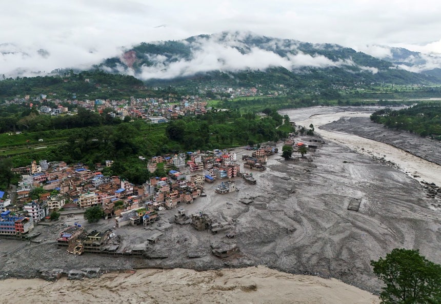 27日（現地時間）、ネパールのヌワコット・トリシュリで発生した鉄砲水の後、泥が住宅を覆った様子がドローンで捉えられた。ロイター＝聯合ニュース