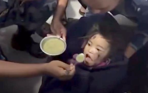  60時間ぶりに救助された5歳の女児が救助直後に食べ物を食べている。［インスタグラム キャプチャー］
