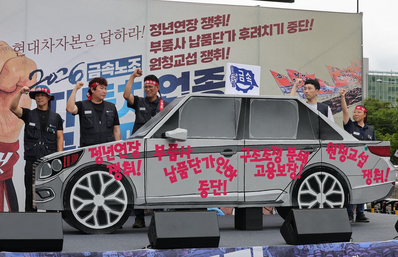 韓国の自動車業界が賃金交渉を終え、業績改善に出る。先月21日、金属労組の組合員がソウルの現代自動車本社前で自動車業種共同スト大会を開いた。［写真 聯合ニュース］