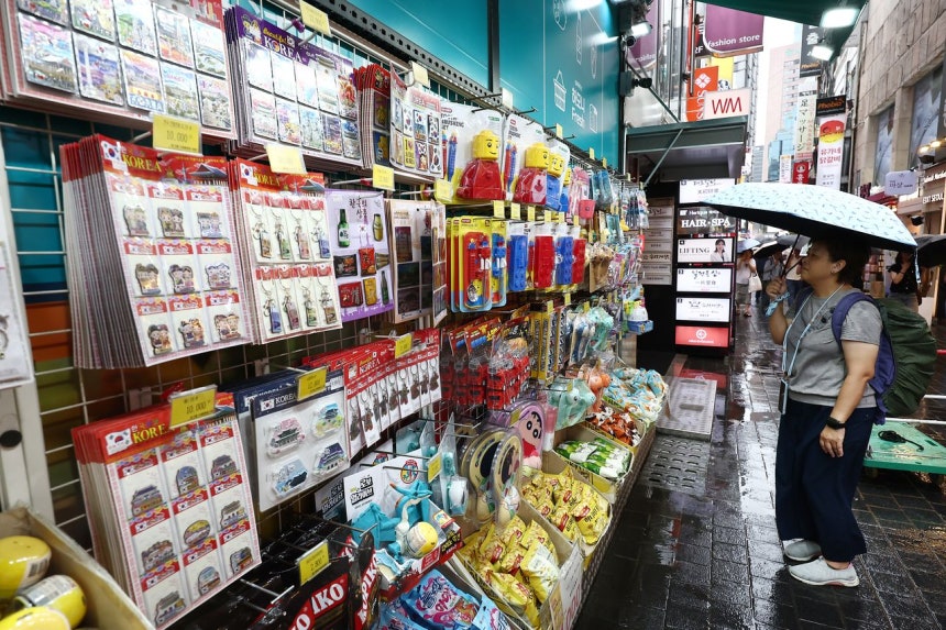 7月の産業生産が前月と同水準にとどまる中で消費は減少傾向に転じた。先月31日、ソウル・明洞の商店に商品が陳列されている。［写真 ニュース1］