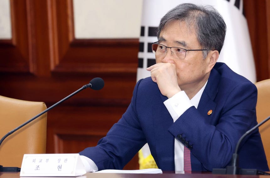 先月27日、政府ソウル庁舎で開かれた第273回対外経済長官会議に出席した趙顕（チョ・ヒョン）外交部長官。この日、出席者はCPTPP加入に関連した今後の対応方向などを議論した。 ［ニュース1］