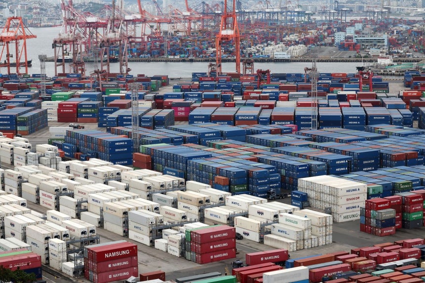 1日、韓国産業通商部によると、先月の輸出は1年前より68．7％増の982億5000万ドル（約15兆7000億円）となり、15カ月連続で月別の過去最高を更新する一方、8月の輸出として過去3位に相当する記録を立てた。この日、釜山南区（プサン・ナムグ）の神仙台（シンソンデ、写真下）と戡蛮（カムマン）埠頭の野積み場には輸出入コンテナが高く積み上げられている。ソン・ボングン客員記者