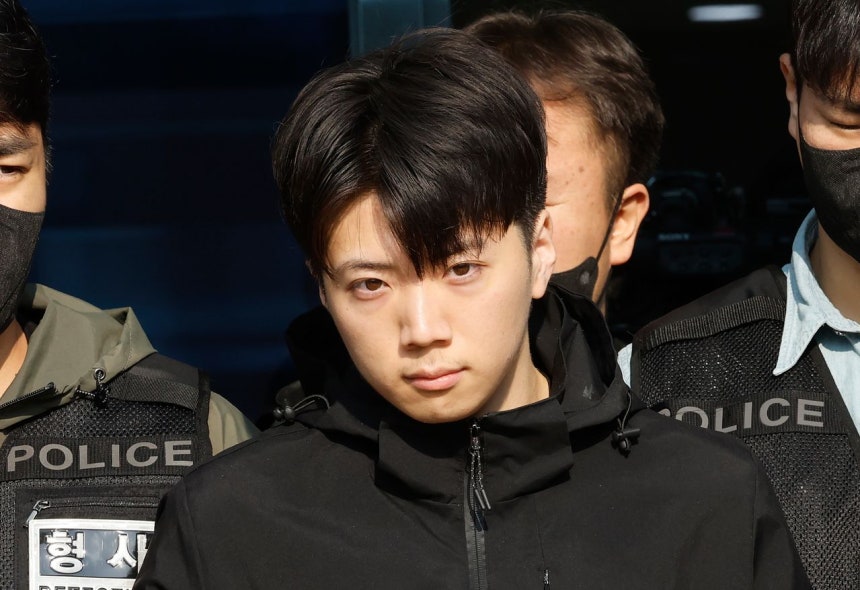 都心で面識のない女子高生を殺害したチャン・ユンギ被告（23）が5月14日午前、光州特別市西部警察署から検察に移送されている。［ニュース1］