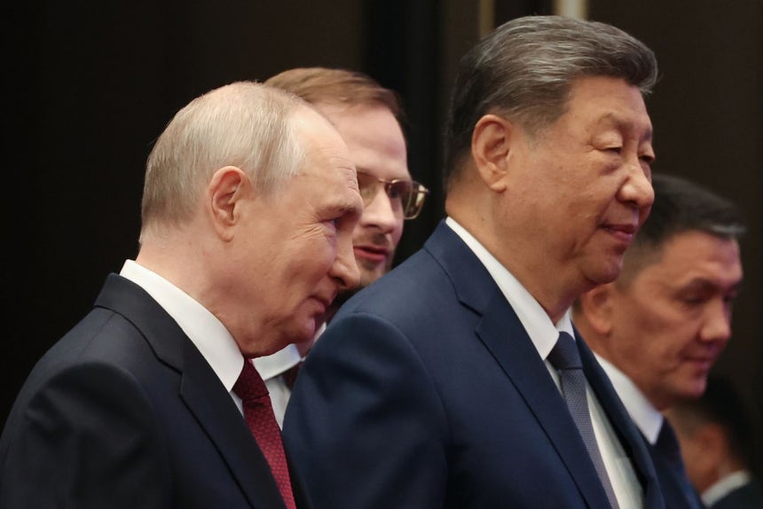 プーチン大統領（左）と習近平主席が1日にキルギスタンのビシュケクで開かれた上海協力機構（SCO）首脳会議に先立ち並んで立っている。［写真 AP＝聯合ニュース］