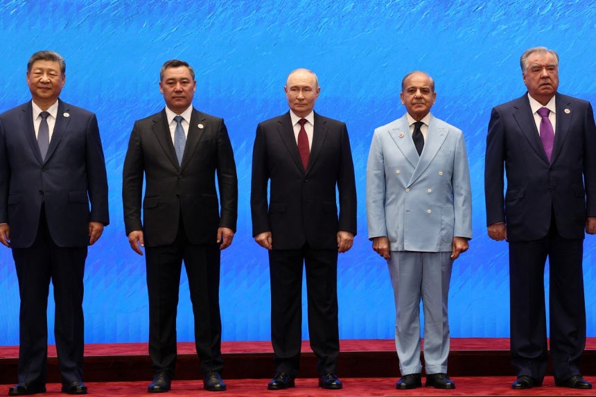 中国の習近平国家主席とキルギスタンのジャパロフ大統領、ロシアのプーチン大統領らSCO加盟国首脳が1日にビシュケクでの首脳会議に先立ち記念撮影をしている。［写真 ロイター＝聯合ニュース］
