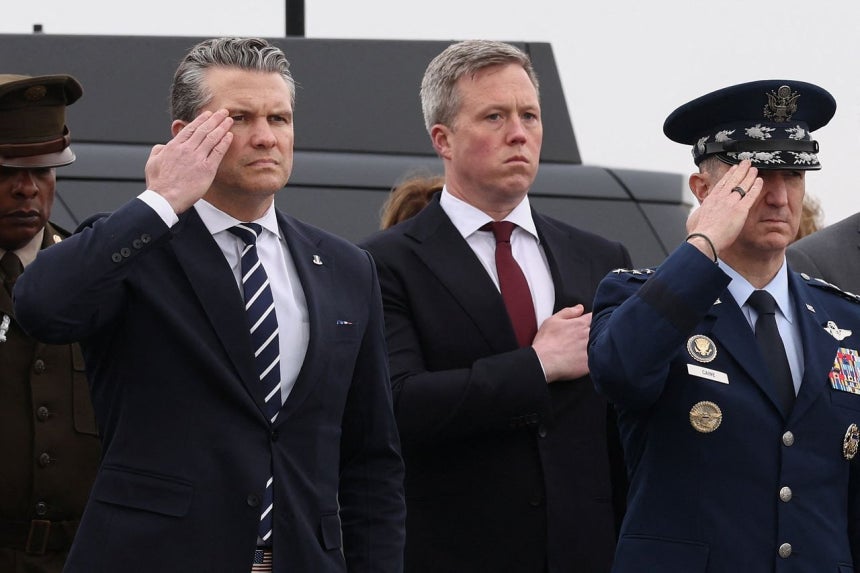 今年3月、米デラウェア州の空軍基地で行われた将兵の追悼式典に出席したピート・ヘグセス国防長官（左）とダン・ドリスコル陸軍長官（中央）。［ロイター＝聯合ニュース］