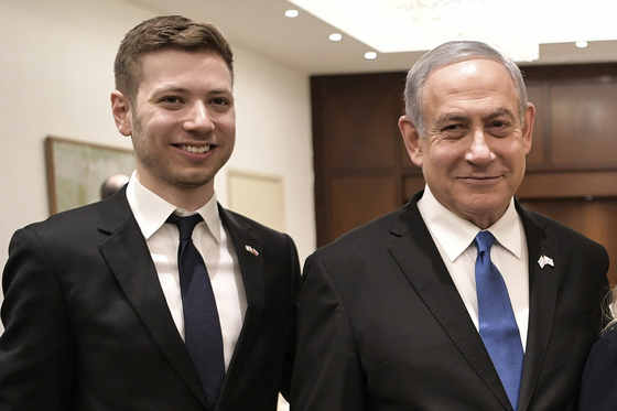  イスラエルのネタニヤフ首相と息子のヤイル氏。［写真 AP＝聯合ニュース］