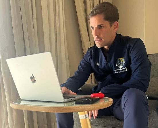 サッカー韓国代表の暫定監督に選任されたロベルト・モレノ氏（49、スペイン）。ソチ監督時代にはチャットGPTに過度に依存するという疑惑があった。 ［写真 モレノSNS］
