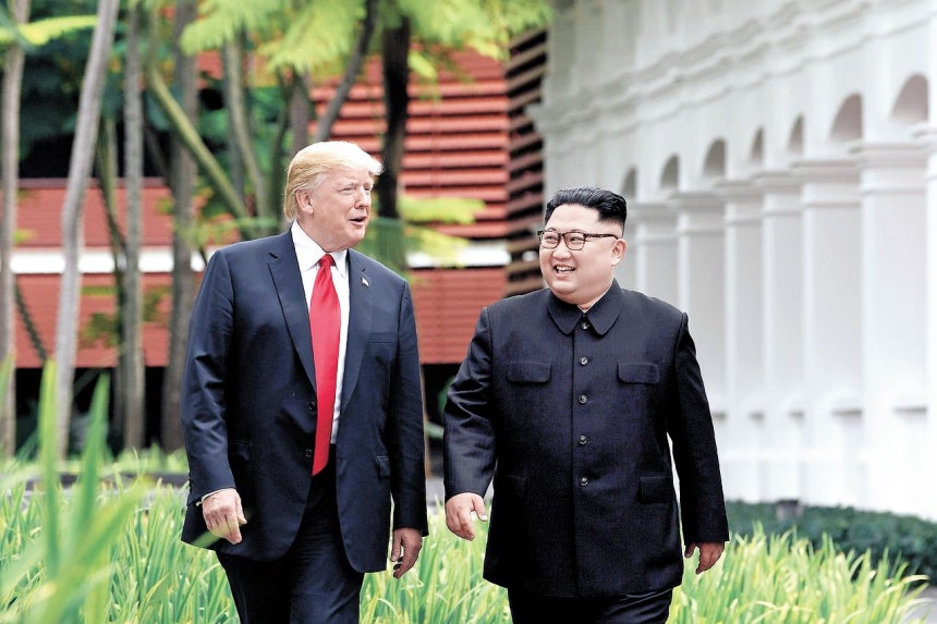 2018年6月12日、シンガポールで開かれた朝米首脳会談で、北朝鮮の金正恩（キム・ジョンウン）国務委員長（右）とドナルド・トランプ米大統領が会談場所のカペラホテル周辺を散策している。AFP＝聯合ニュース
