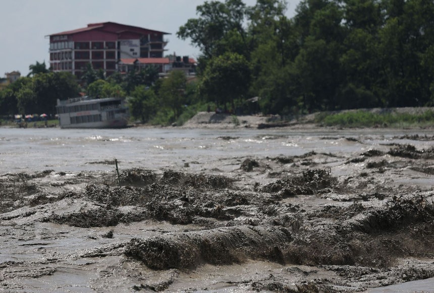 ネパールと中国の国境にあるヒマラヤ山岳地帯で発生した大規模洪水の収拾作業が続く中、先月30日（現地時間）、最初の事故地点から100キロ余り離れたチトワンのナラヤニ川岸で泥水が噴き上がっている。聯合ニュース