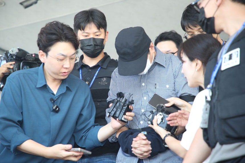 済州で発生した行方不明事件を虚偽終結した疑いを受ける済州西部警察署所属のブ警長が1日、済州東部警察署留置場から検察に移送されている。［ニュース1］